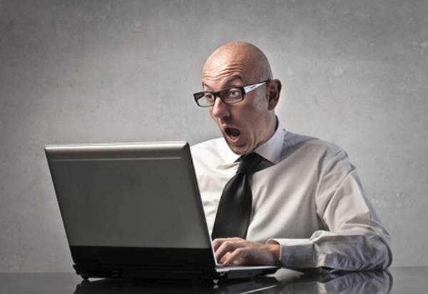 Frustrierter Besucher einer schlecht gestalteten Webseite